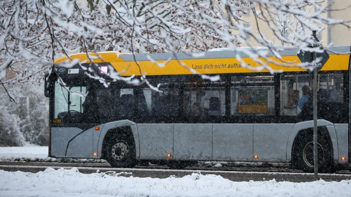 Verkehrspolitik: Ob Bus oder Bahn: Im kommenden Jahr sollen Fahrgäste den öffentliche Nahverkehr bundesweit für 49 Euro monatlich nutzen können.