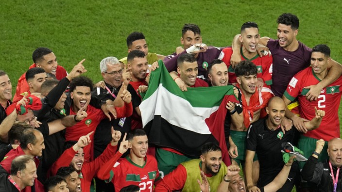 Palästina und die Fußball-WM: Panarabische Solidarität: Die marokkanischen Fußballer feiern ihren Viertelfinalsieg gegen Spanien mit einer palästinensischen Flagge.