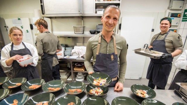 Essen und Trinken: Die Sache mit der gehobenen Gastronomie liegt am Küchenchef Maximilian Moser und seinem Team, das sich 2014 zum ersten Mal einen Michelin-Stern erkochte und ihn seither verteidigt.