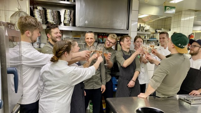 Essen und Trinken: Auf erfolgreiche zehn Jahre können Küchenchef Maximilian Moser (Mitte) und sein Team erst anstoßen, als die letzten Gäste gegangen sind.