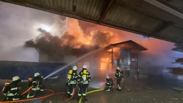 Großalarm in Hochstadt: Als die Feuerwehren eintreffen, steht die Schreinerei bereits komplett in Flammen.