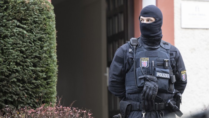 Nach großer Razzia: Ein Polizist in Frankfurt am Main sichert bei der großen Razzia gegen Reichsbürger ein durchsuchtes Haus.