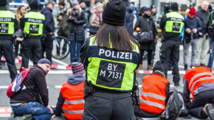 Proteste in München: Die Polizei hat spezielle "Glue-on-Teams" gegen die Aktivisten gebildet - die wiederum testen einen anderen Klebstoff, auf den die Beamten nicht eingerichtet sind.