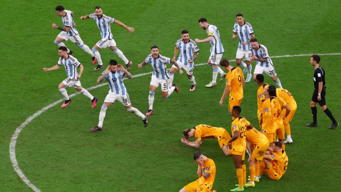 Sieg im Elfmeterschießen: Freude bei den Argentiniern, Trauer bei Oranje: Die Szene nach dem entscheidenden Elfmeter.