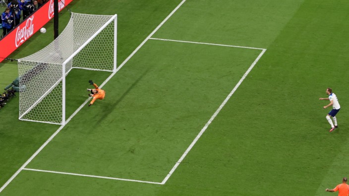 Viertelfinale der Fußball-WM: Englands Harry Kane vergibt die Chance zum Ausgleich.