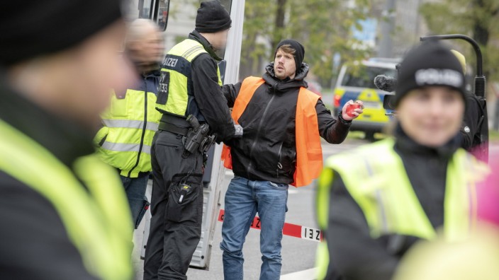 Polizeiaufgabengesetz: Die Polizei führt einen Aktivisten am Münchner Stachus ab.