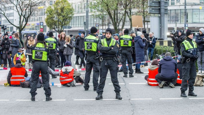 Proteste der "Letzten Generation": Bis zu 3000 Euro Bußgeld droht künftig Teilnehmern der Proteste - und den Organisatoren bis zu einem Jahr Haft.