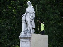 Verhülltes Denkmal: Kolumbus aus der Kiste