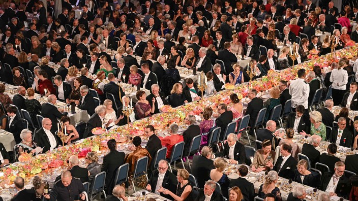 Nobelpreisverleihung: 1300 Gäste in Abendgarderobe, feinstes Essen, zwischendurch singt Rufus Wainwright - und der König wippt mit dem Fuß: Das Dinner im Rathaussaal nach der Verleihung der Nobelpreise.