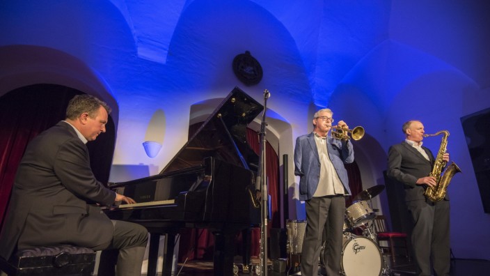 "Jazz it up" im Schloss Seefeld: Der einarmige Trompeter Menno Daams ergänzt mit seinem Spiel fabelhaft das Bernd Lhotzky Trio an diesem Abend im Sudhaus.
