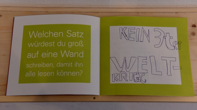 Johannes Volkmann: 2015 präsentierte Johannes Volkmann Bücher seiner weltweiten Aktion "Konferenz der Kinder" in einer Ausstellung in der Pasinger Fabrik.