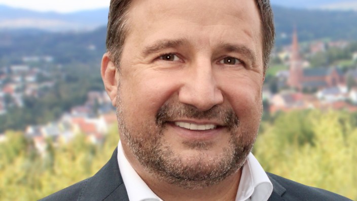 Bürgermeisterwahl in Zwiesel: Konnte sich gegen seine prominente Konkurrentin Gloria Gray durchsetzen: Karl-Heinz Eppinger hat die Stichwahl um das Bürgermeisteramt von Zwiesel für sich entschieden.