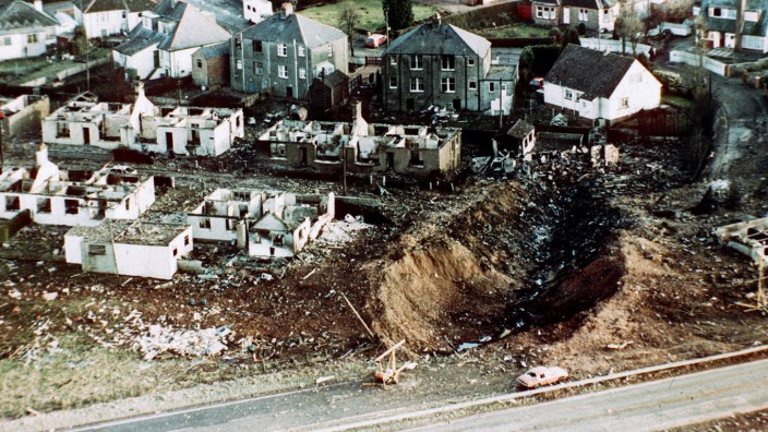Anschlag von Lockerbie: Trümmer und Verwüstung im schottischen Dorf Lockerbie: 270 Menschen starben bei dem Attentat am 21. Dezember 1988.