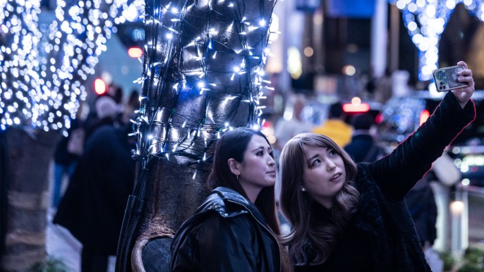 Japan: Etwas Weihnachtsbeleuchtung muss trotzdem sein: Szene aus Tokio am zweiten Adventswochenende.