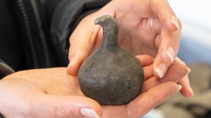 Manching: Bei den Ausgrabungen im Zentrum des Oppidums Manching haben Archäologen unter anderen eine Kinderrassel mit Vogelkopf gefunden.
