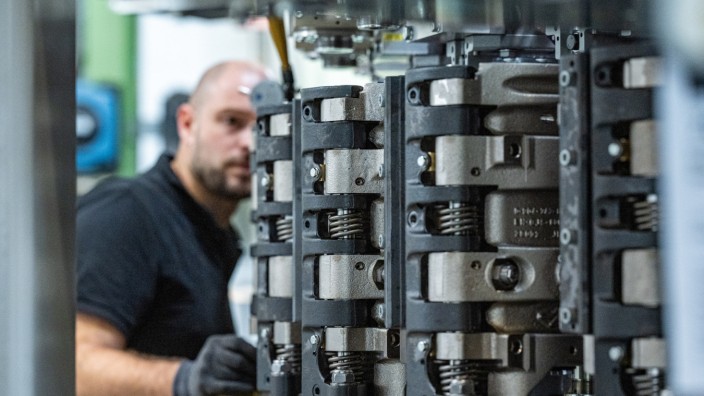 Maschinenbau: Ein Mitarbeiter von Krones arbeitet an einer Streckblasmaschine für PET-Flaschen. In diesem Jahr rechnet der deutsche Maschinenbau mit einem Produktionsplus von einem Prozent.