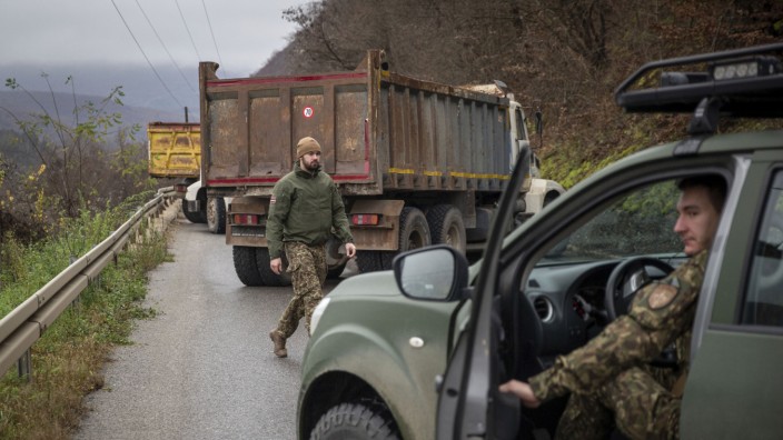 Kosovo: Ethnische Serben haben Straßen im Norden Kosovos blockiert - da kommen auch Nato-Soldaten auf Patrouille nicht vorbei.
