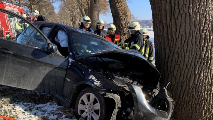 Staatsstraße 2068 bei Seefeld: Frontal gegen einen Baum: Der 69-jährige Fahrer musste von den Einsatzkräften aus seinem Wagen geborgen werden.