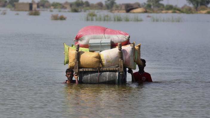 Klimawandel: Bewohner der pakistanischen Provinz Sindh versuchen, ihren Besitz in Sicherheit zu bringen.