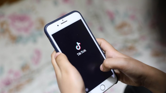 Chinesische Social-Media-App: Ein Nutzer der Plattform öffnet die Tiktok-App auf seinem Smartphone.