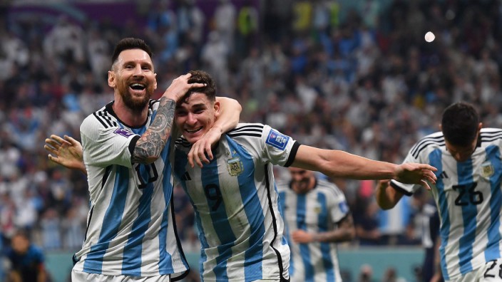 Argentinien steht im WM-Finale: Argentiniens Protagonisten: Julián Álvarez (Mitte) jubelt mit Lionel Messi (links).
