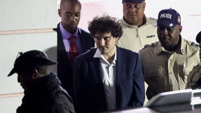 Kryptowährung: Sam Bankman-Fried wird nach seiner Verhaftung aus einem Gerichtsgebäude in Nassau, Bahamas, begleitet.