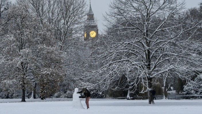 Großbritannien: Selten haben die Menschen in London Gelegenheit, einen Schneemann zu bauen. Doch derzeit schneit es in Großbritannien mehr als üblich - und zu all den Problemen wegen Brexit und Streik gesellt sich auch noch ein Schneechaos.