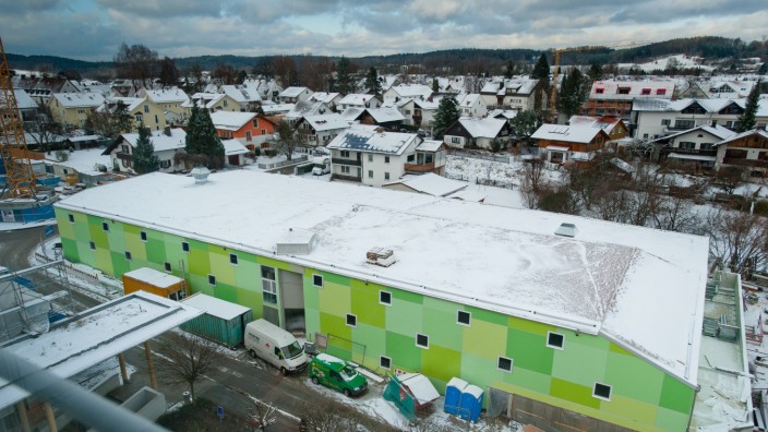 Verkehr in Ebersberg: Das Parkhaus an der Kreisklinik kurz nach seiner Fertigstellung im Dezember 2012. Kommendes Jahr soll dort ein Stockwerk aufgesetzt werden.