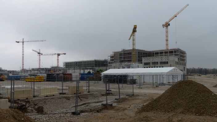 Wohnen in München: Neufreimann wird als Kleinstadt mit eigener Infrastruktur gebaut. Rechts im Bild das neue Gymnasium, links davon die Grundschule Süd: Sie soll längst fertig sein, wenn 2024 die ersten Bewohner des Quartiers einziehen.