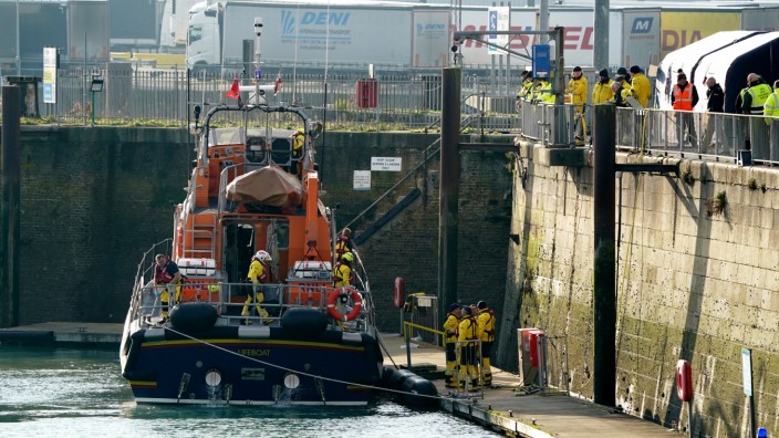 Migration: Ein Rettungsboot kehrt nach der Rettungsaktion in den Hafen von Dover zurück.