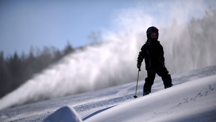 Kolumne: Hin und weg: Auch wenn es diesmal vor Weihnachten schon geschneit hat: Ohne Schneekanonen wäre das Skifahren in den meisten Gebieten kaum noch möglich.