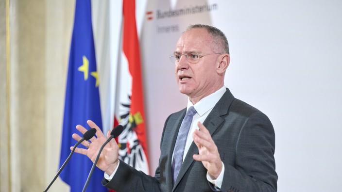 Europäische Asylpolitik: Gerhard Karner, österreichischer Innenminister, fühlt in der Asylfrage offenbar mehr mit Viktor Orbán als mit der Europäischen Union.