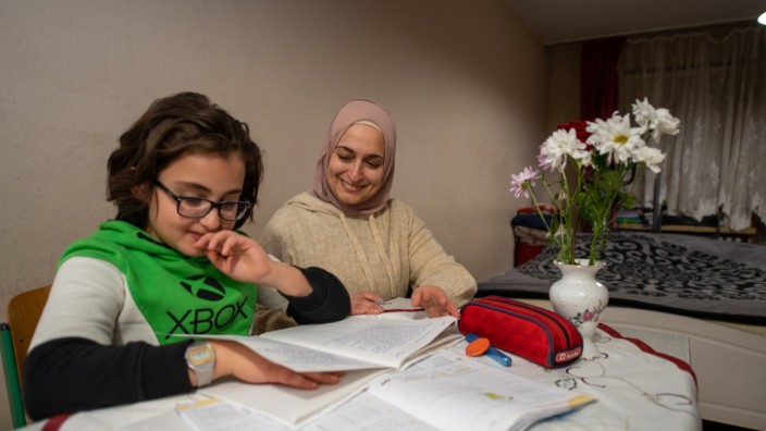 SZ-Adventskalender: Shamyah R. hilft ihrem jüngsten Sohn beim Lernen. Sie ist sehr stolz auf ihn, weil er nur gute Noten nach Hause bringt.