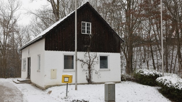 Kranzberg: Die alte Gemeindekanzlei neben dem ehemaligen Schulhaus soll erhalten bleiben, zeitweise war dort eine Postfiliale untergebracht, jetzt dient sie als Lager.