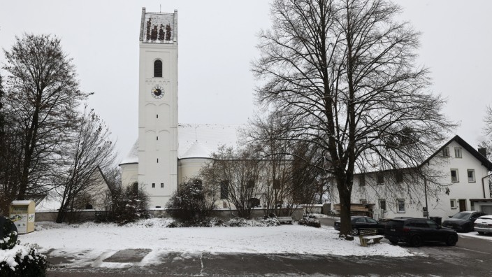 Kranzberg: Der Kirchenvorplatz in Kranzberg soll ein neues Gesicht bekommen, die großen Bäume sollen bei der Neugestaltung erhalten werden.