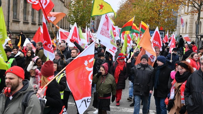 Löhne: Gewerkschafter bei einem Protestzug durch die Saarbrücker Innenstadt