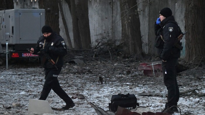 Ukraine: Sicherheitskräfte in Kiew mit den Trümmern einer Drohne.