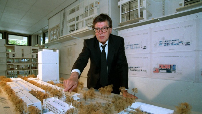 Zum Tod von Architekt Joachim Schürmann: Architekt Joachim Schürmann in seinem Kölner Büro mit dem Modell der von ihm entworfenen hochwassergeschädigten Bundestagsneubauten in Bonn.