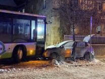 Wetter: Unfälle, Zugstörungen, gesperrte Autobahnen: Winterchaos in Bayern