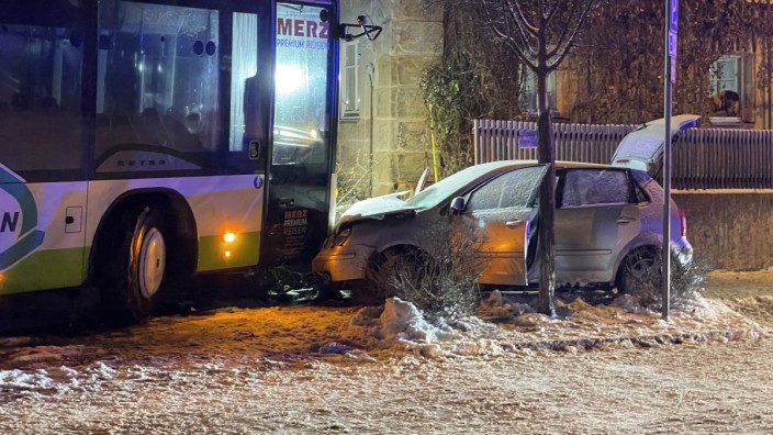 Wetter: Bei einem Unfall mit zwei Schulbussen und einem Auto wurden am späten Mittwochnachmittag ein Schüler und eine 18-jährige Autofahrerin verletzt. Schnee und Kälte führten im Verkehr in ganz Bayern zu Problemen.