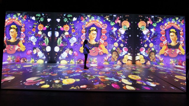 "Viva Frida Kahlo" in München: Keine halben Sachen: Hier kann man sich dem Bilderrausch hingeben.