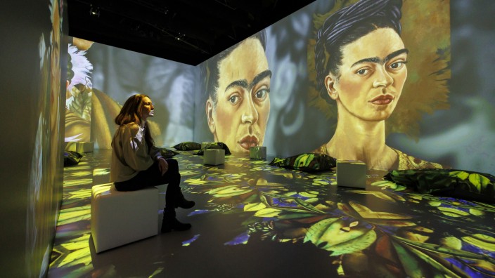 "Viva Frida Kahlo" in München: Als 360-Grad-Erlebniswelt umgeben den Besucher die Bilder von Frida Kahlo.