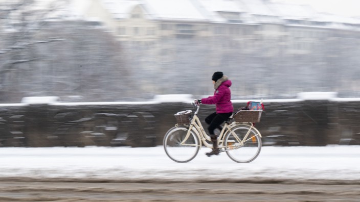 Sicherheit bei Schnee und Eis: Im Winter sind viele Radler immer noch mit Sommerreifen unterwegs. Das kann gefährlich sein.