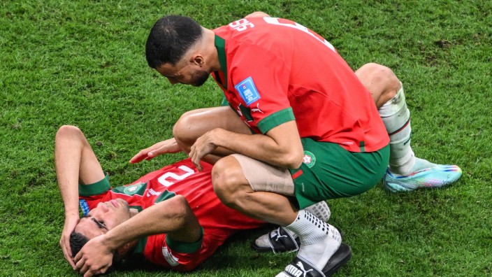 Halbfinale bei der Fußball-WM: Nachdem Abpfiff ist die Enttäuschung bei Achraf Hakimi und Romain Saiss greifbar.
