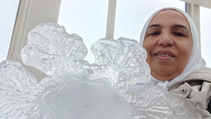 SZ-Adventskalender: Sahar S. bei einem Besuch auf der Zugspitze. Das Foto mit der Eisblume hat sie ihrer Familie in Syrien geschickt.