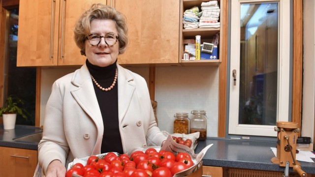 Frauen in der Kommunalpolitik: Neben der Politik ist Kochen die große Leidenschaft von Fromuth Heene. Die letzten reifen Tomaten des Jahres verwandelt sie in Marmelade.