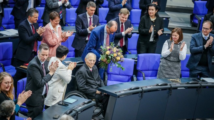 Jubiläum im Bundestag: Applaus für Wolfgang Schäuble (Mi.) zu seinem Jubiläum im Bundestag.