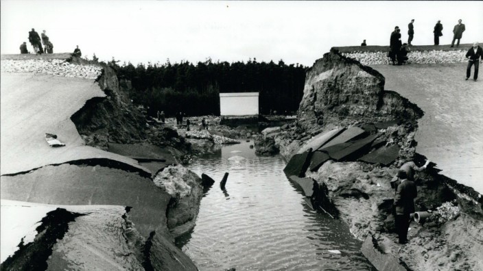 Industriegeschichte: Am 26. März 1979 brach südlich von Nürnberg ein Teil des Damms am neu zu errichtenden Main-Donau-Kanal. Die laut Augenzeugen bis zu zwei Meter hohe Flutwelle zerstörte in Katzwang 14 Häuser, 120 weitere wurden beschädigt.