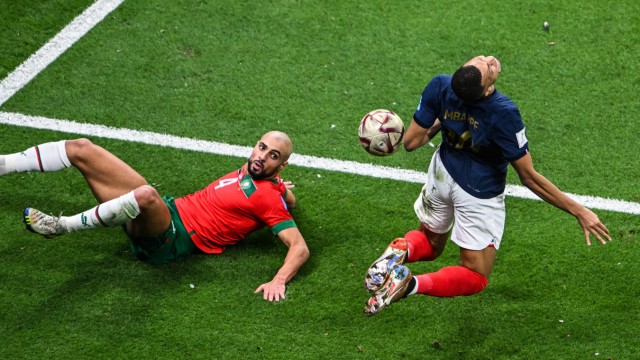 Halbfinale bei der Fußball-WM: Mann, fliegt der schön: Der Marokkaner Sofyan Amrabat versteht nach seinem Tackling nicht so richtig, was seinem französischen Gegenspieler Kylian Mbappé passiert ist...