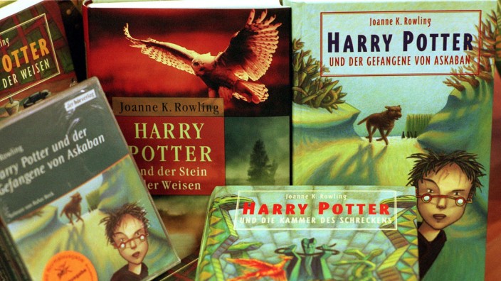 Familientrio: Magie und Zauberei: Bände der Reihe "Harry Potter". Muss man Werk und Autorin trennen?